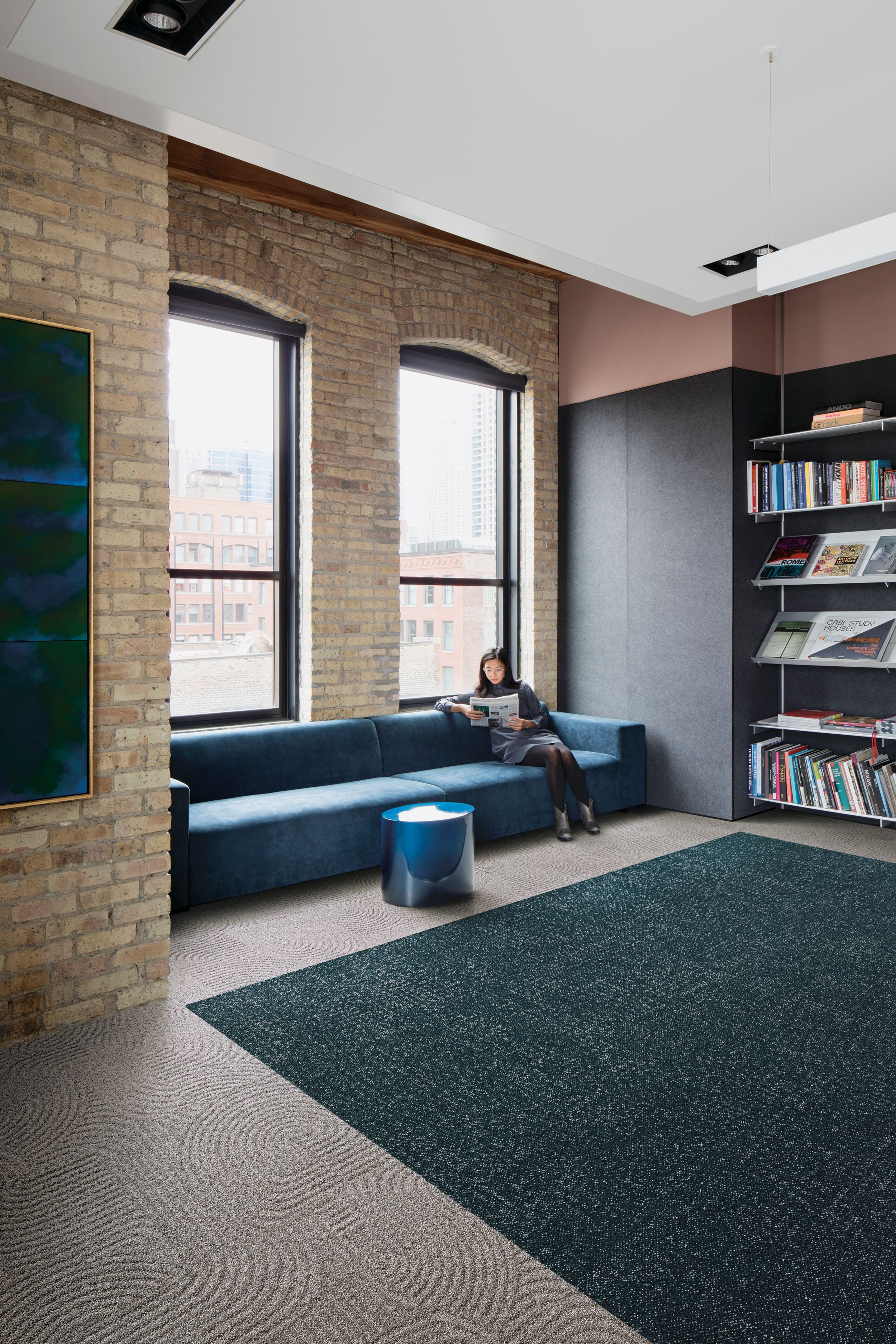 image Interface Step this Way and Step it Up carpet tile in break area with book shelves and couch numéro 4